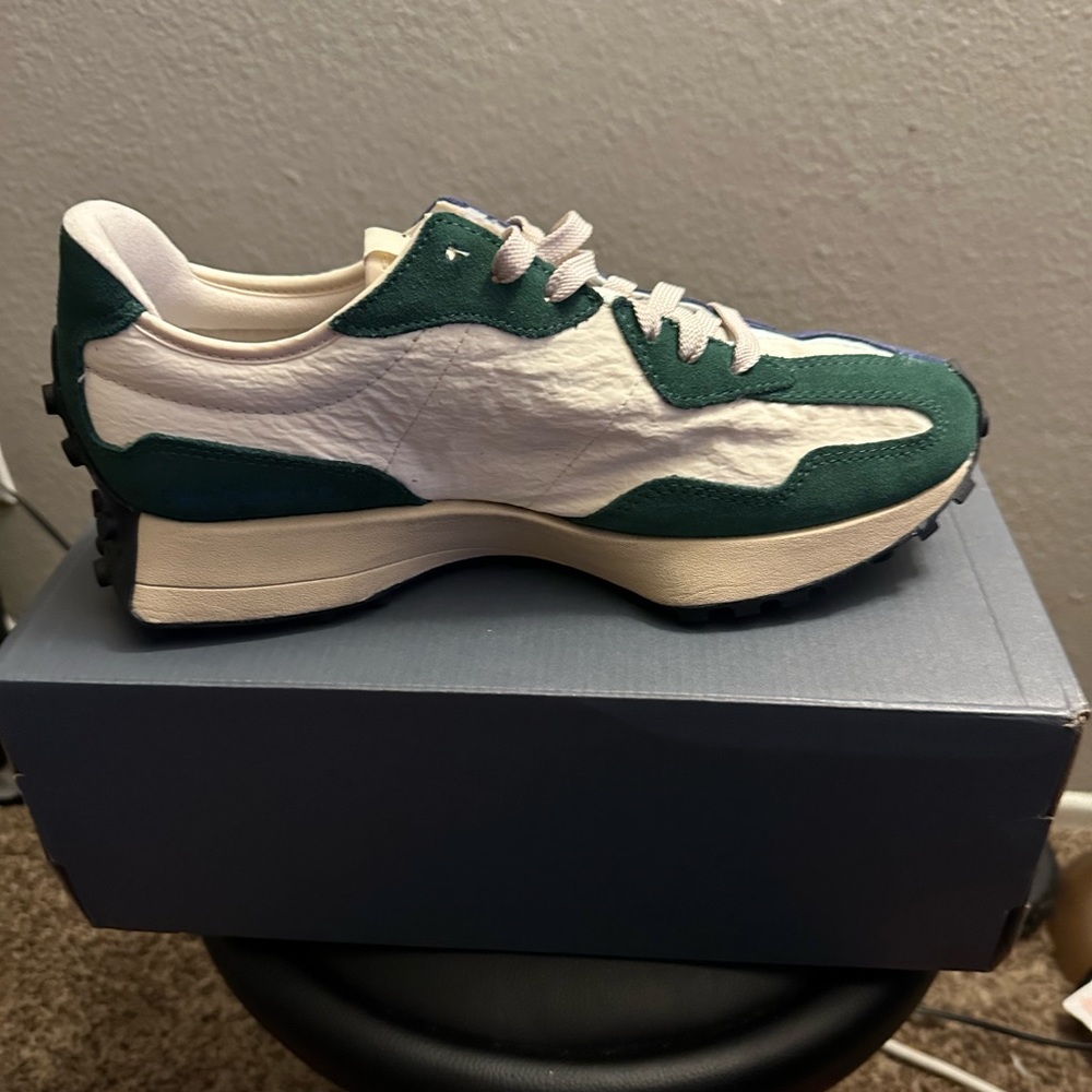 Brand new in box mens New Balance size 10